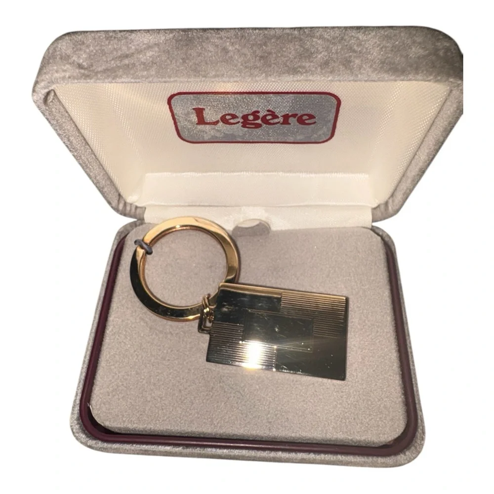 Legère Gold Tone Rectangular Key Ring Vintage Gift Jewelry Boxed NOS J40